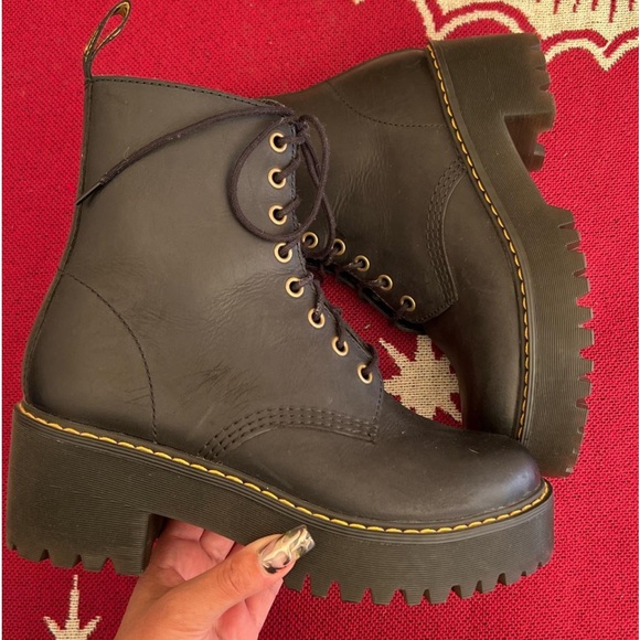 DR. MARTEN LEATHER LACE UP BOOTS - Picture 1 of 4